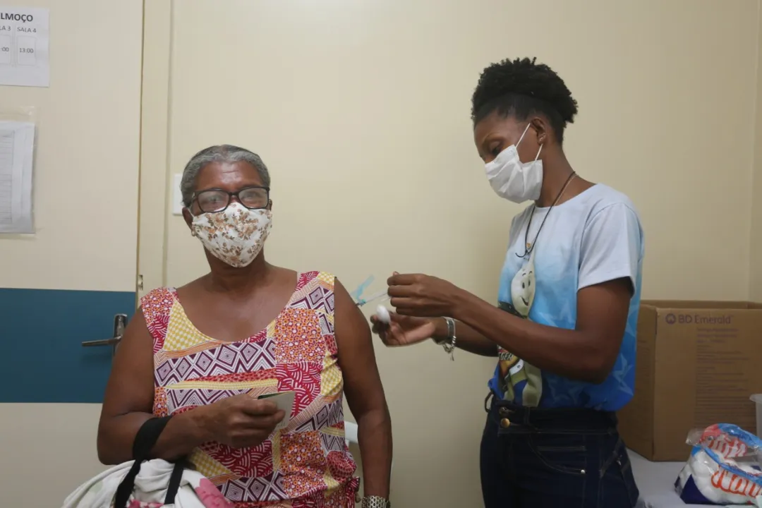 A imunização é voltada para pessoas com 57 anos ou mais de idade, nascidas de 24 de maio a 31 de dezembro de 1963 | Foto: Olga Leiria | Ag. A TARDE