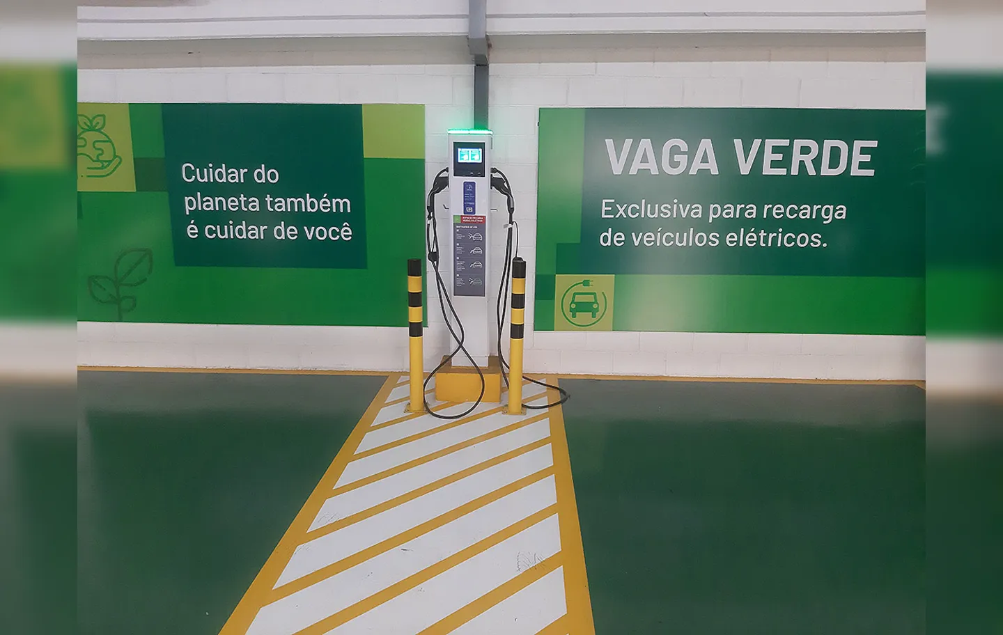 Home Center Ferreira Costa instala ponto de recarga de veículos elétricos, graças a parceria com as marcas BMW, Volvo, WEG e Jaguar | Foto: Divulgação