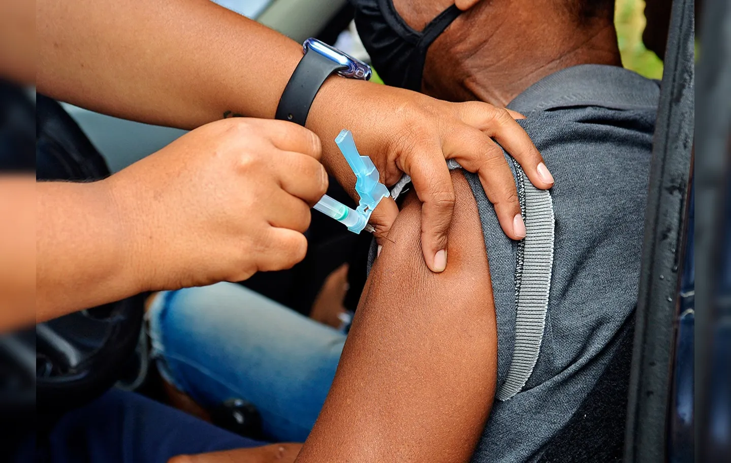 Até esta terça-feira, 4.109.720 pessoas receberam a primeira dose na Bahia | Foto: Shirley Stolze | Ag. A TARDE | 6.5.2021