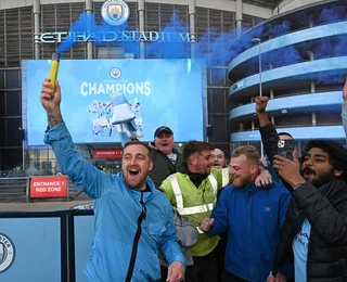 Manchester City é campeão inglês após derrota do United para o Leicester