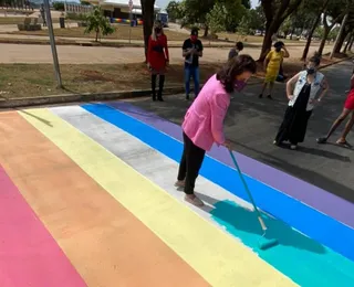 Faixa de pedestre com bandeira LGBT gera ação judicial em Goiânia