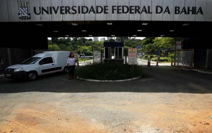 A preocupação é uma eventual volta às aulas, no próximo semestre letivo, sem estarem todos os alunos imunizados | Foto: Adilton Venegeroles | Ag. A TARDE