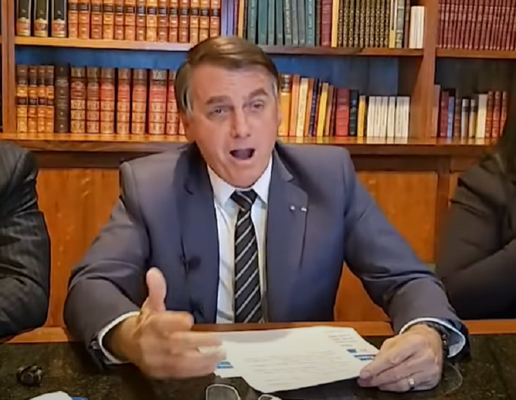 Bolsonaro imita pessoa com falta de ar e critica Mandetta