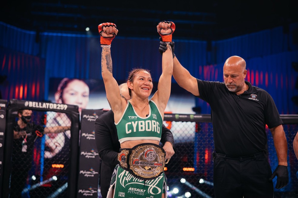 Cris Cyborg Nocauteia Leslie Smith E Defende Cinturão Do Bellator A Tarde 