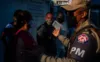 Suspensão na vacina provoca protesto na avenida Centenário