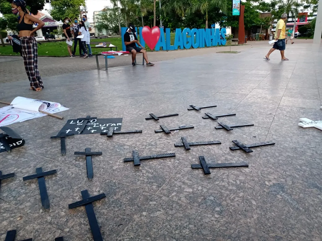 Cruzes foram colocadas no chão de praça em Alagoinhas para simbolizar as quase 500 mil mortes pela Covid-19 no Brasil