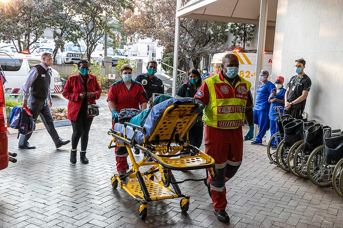 Hospitais enfrentam fluxo contínuo sem precedentes de pessoas doentes | Foto: Guillem Sartorio | AFP