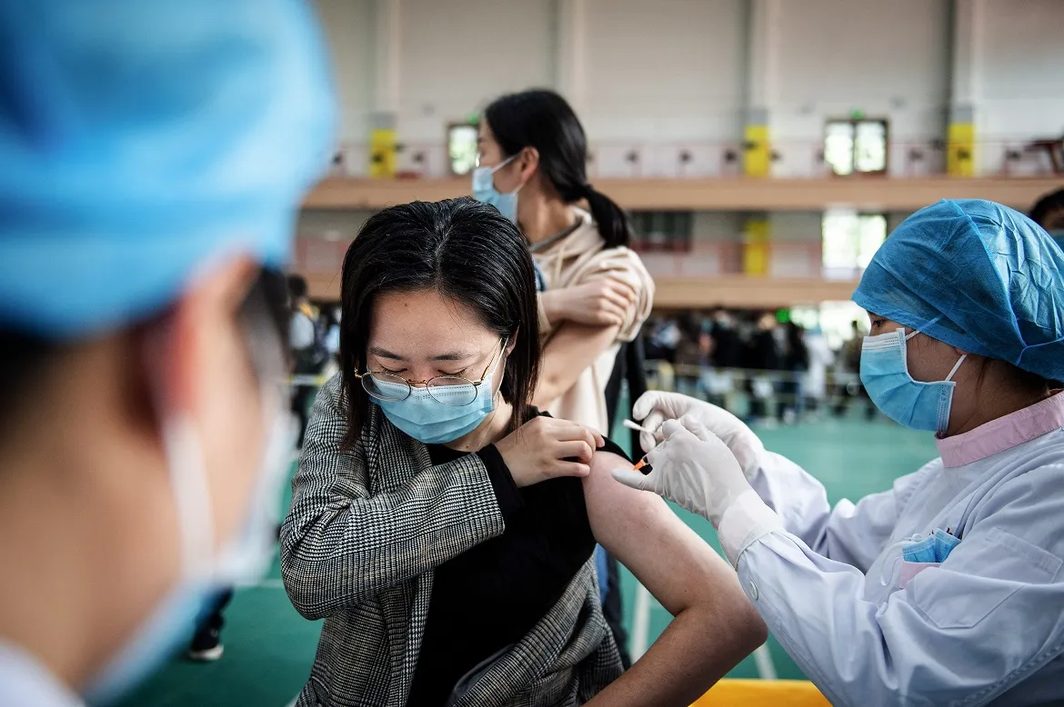 Os chineses não se apressaram em se vacinar porque o vírus está quase erradicado no país há mais de um ano | Foto: STR | AFP