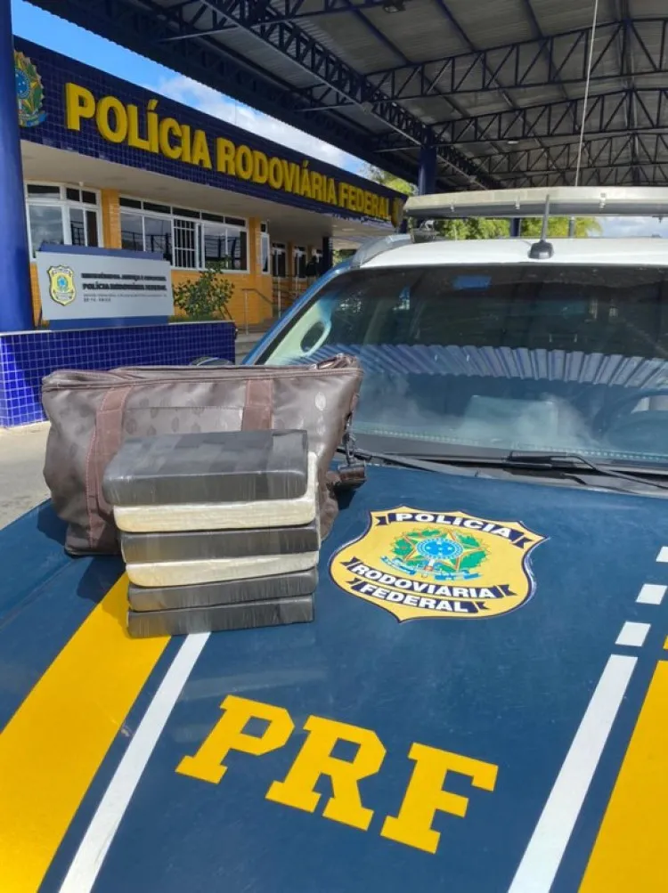 Mulher, de 23 anos, disse que trazia as drogas de São Paulo para Aracaju | Foto: Divulgação | PRF