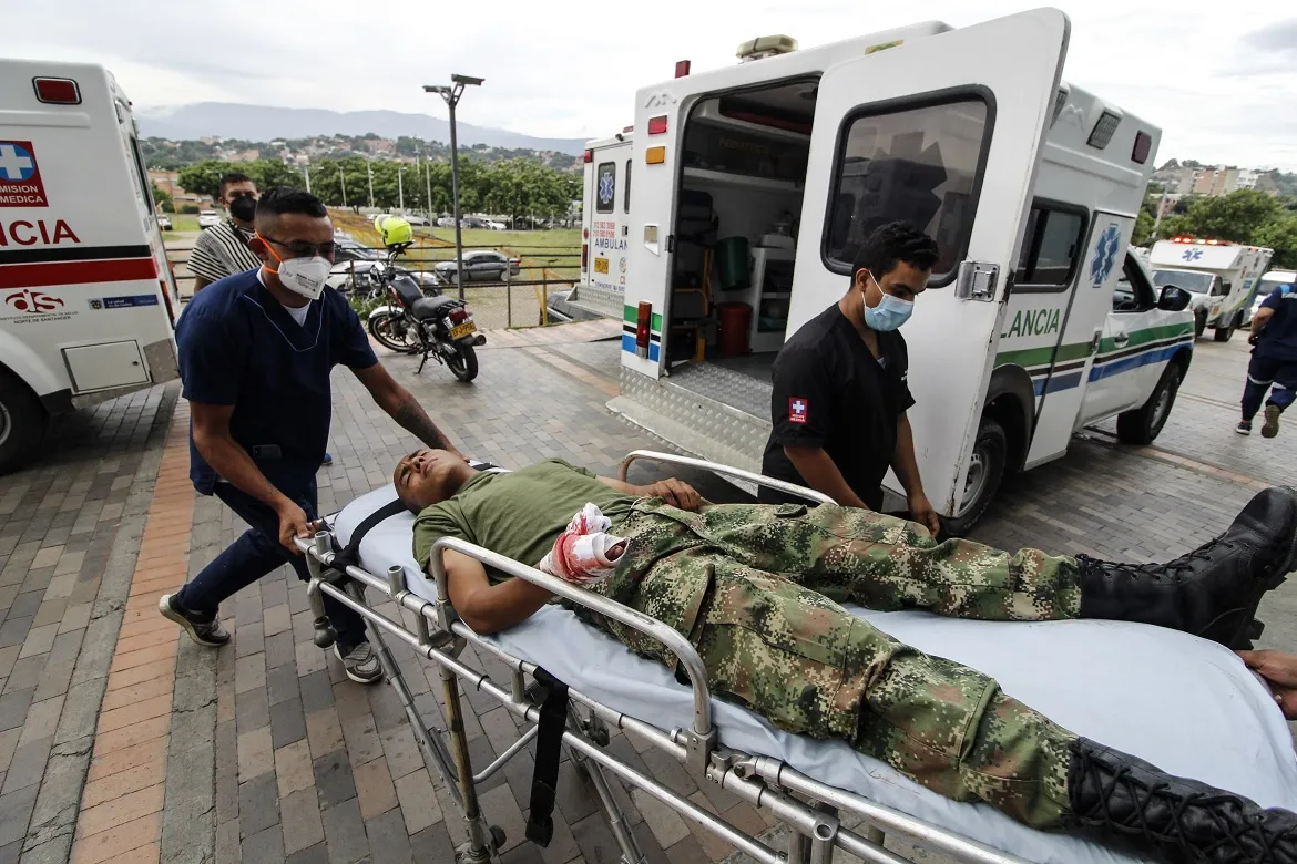 Uma viatura branca, carregada de explosivos, entrou nas instalações militares | Foto: Schneyder Mendoza | AFP