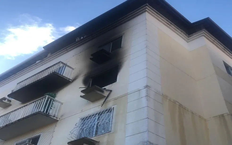 Fogo atingiu quarto andar de prédio residencial no Caji | Foto: Reprodução | Redes Sociais