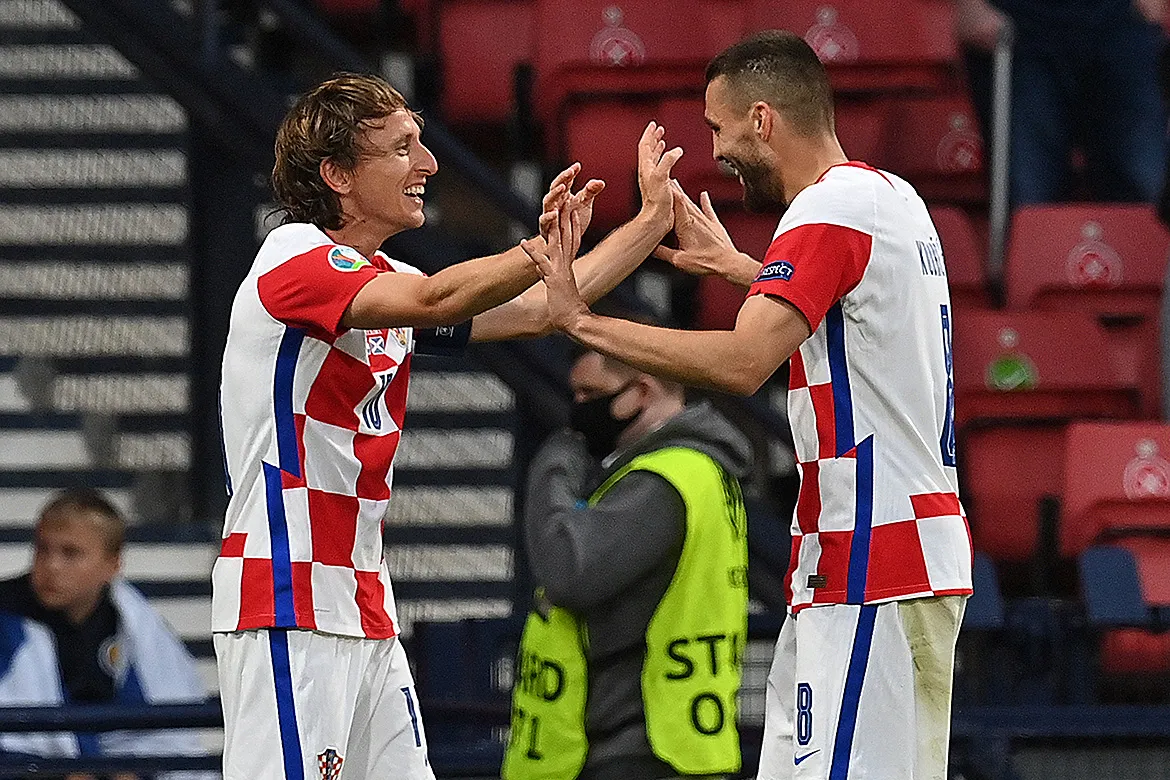 Luka Modric (à esq.) marcou um dos gols da seleção croata | Foto: Paul Ellis | AFP