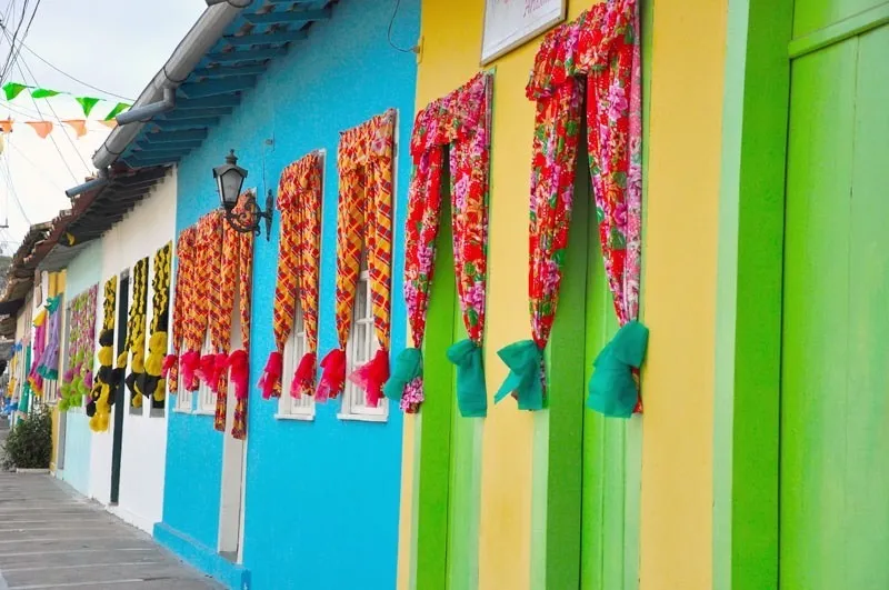 Tradicionalmente nos municípios da Chapada Diamantina as casas são enfeitadas para as festas