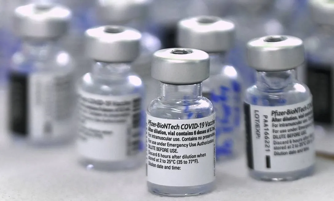O país já recebeu, até o momento, aproximadamente 59 milhões de doses da vacina da Pfizer | Foto: Luis Acosta | AFP
