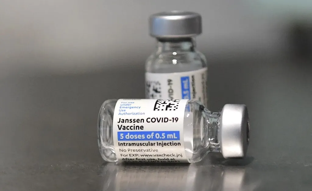 País terá que colocar dois milhões de vacinas da americana Johnson & Johnson (J&J) em espera | Foto: Frederic J. Brown | AFP