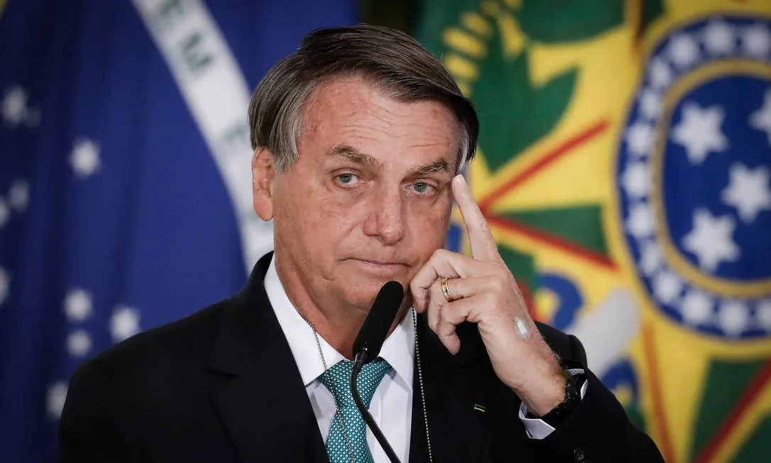Bolsonaro entrou na aeronave, retirou a máscara e provocou aglomerações | Foto: Reprodução | The Economist