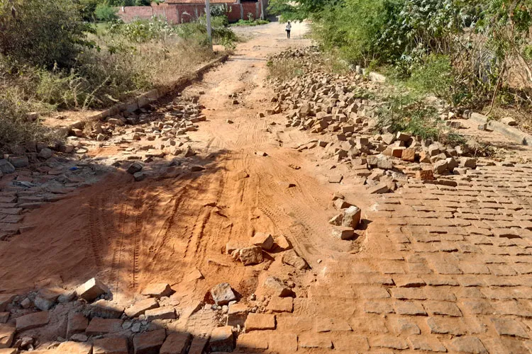 Além dos transtornos aos moradores, os buracos têm causado prejuízos aos motoristas que trafegam pelo local.