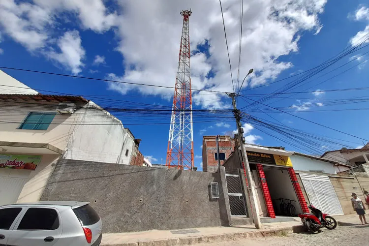A torre está sendo construída no entorno da Igreja São Cristóvão.