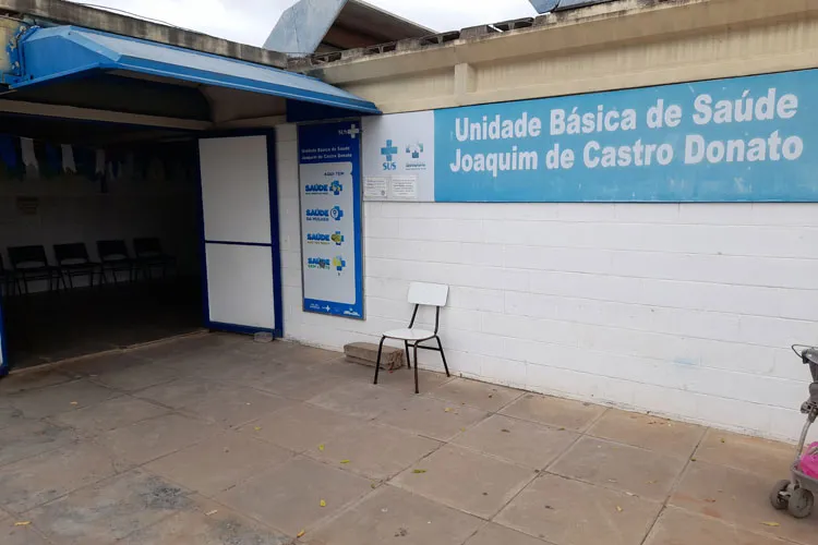 Os moradoras reclamam que precisam se deslocar grandes distâncias para chegar à unidade de outra comunidade, mas que também não oferece a devida assistência médica no local.
