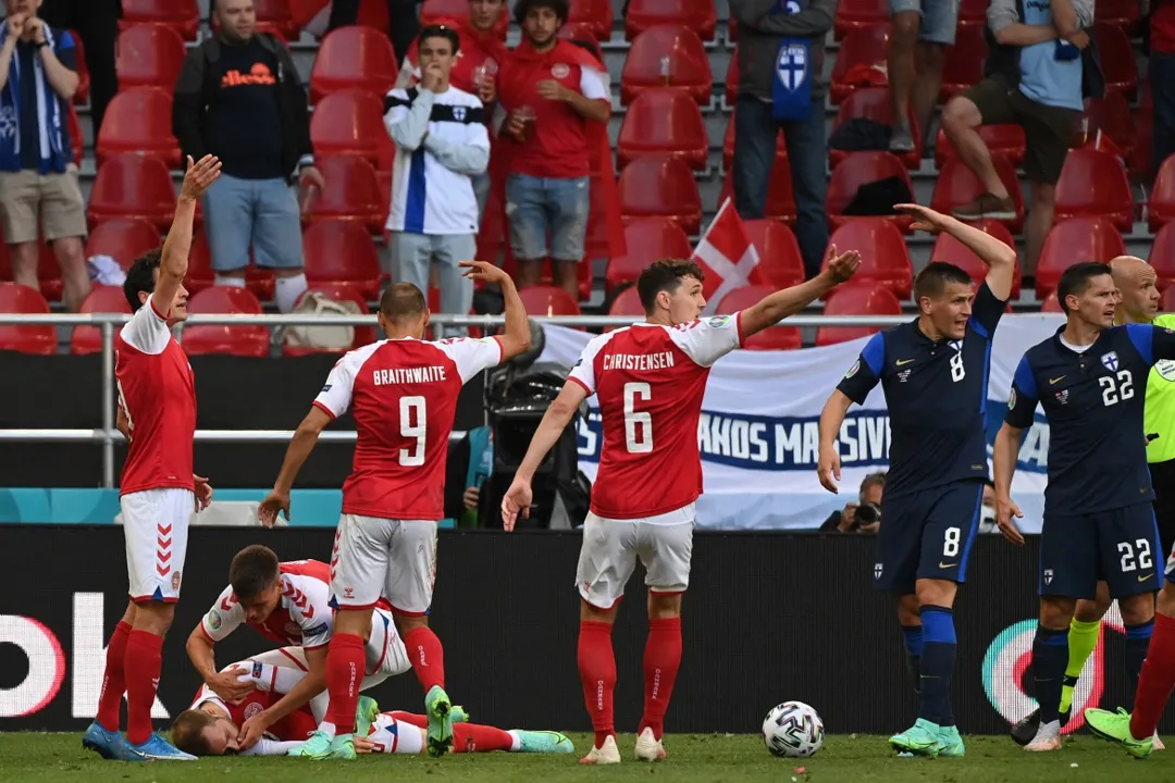 Meia Eriksen caiu desacordado e precisou ser reanimado em jogo da Uerocopa | Foto: Jonathan Nackstrand | AFP | POOL