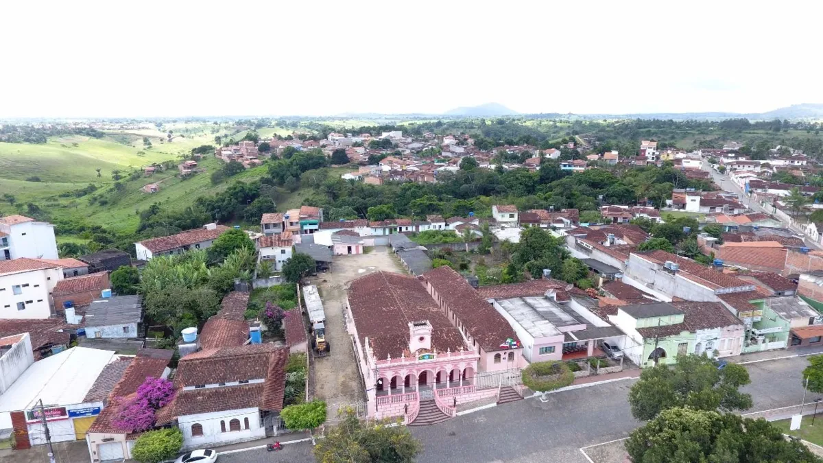 Em São Felipe, Rui Costa inaugura a nova pavimentação do acesso da cidade à BR-242 e a revitalização do estádio municipal.