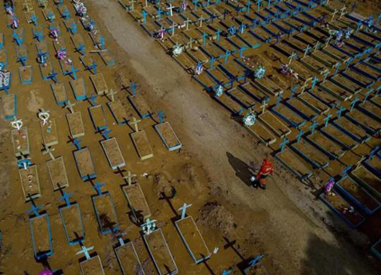 País é o segundo no mundo a passar os números e ainda não conseguiu conter a disseminação do vírus | Foto: Michael Dantas | AFP