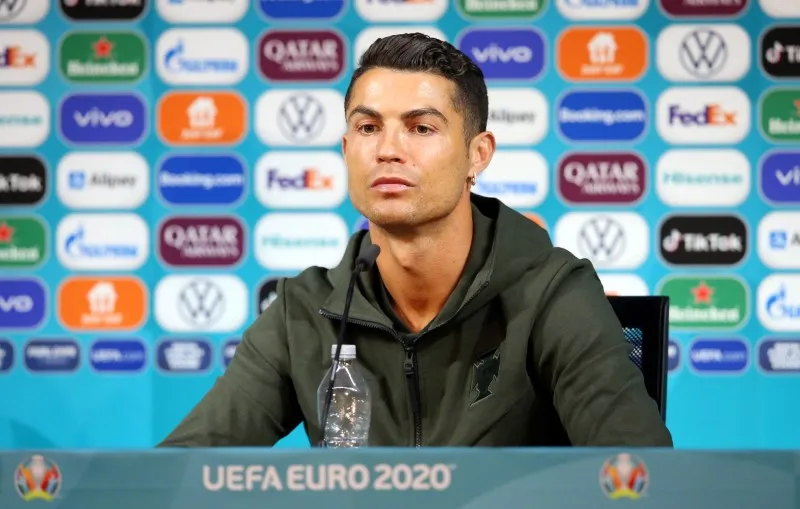 O estabelecimento ainda fez um alerta: "a Cristiano é uma garrafa reutilizável apenas para água, nada de colocar Coca-Cola.