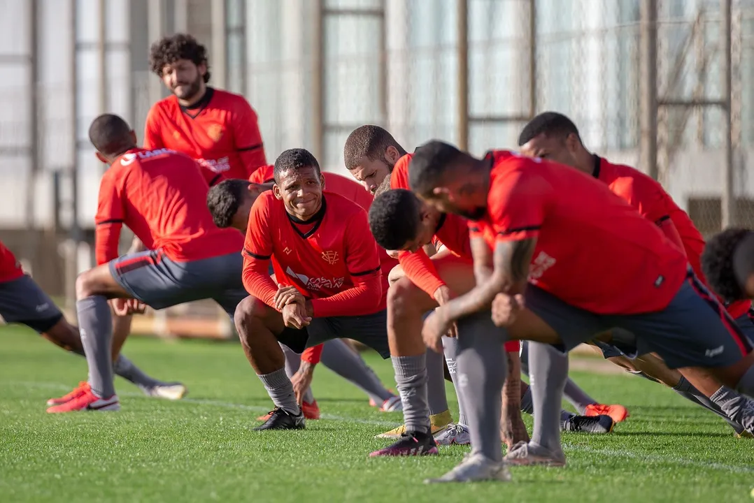Gabriel Bispo (centro) vai para o jogo pendurado por já ter recebido dois cartões amarelos na Segundona | Foto: Raul Pereira | EC Vitória