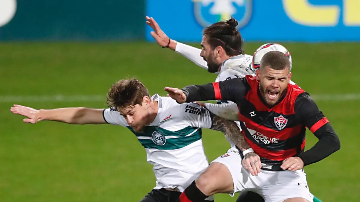 O Leão chegou a dominar a partida em alguns momentos, mas esbarrou na defesa paranaense | Foto: Chiara Neiva | EC Vitória