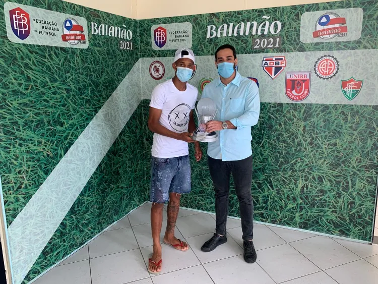 Jogador do Vitória recebeu prêmio das mãos do diretor de Registros da FBF, Felipe Quadros | Foto: Divulgação | E.C.Vitória
