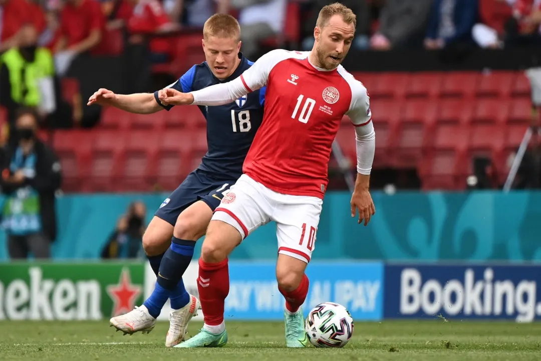 Eriksen teve mal súbito em campo e precisou ser reanimado no último sábado | Foto: Jonathan Nackstrand | POOL | AFP