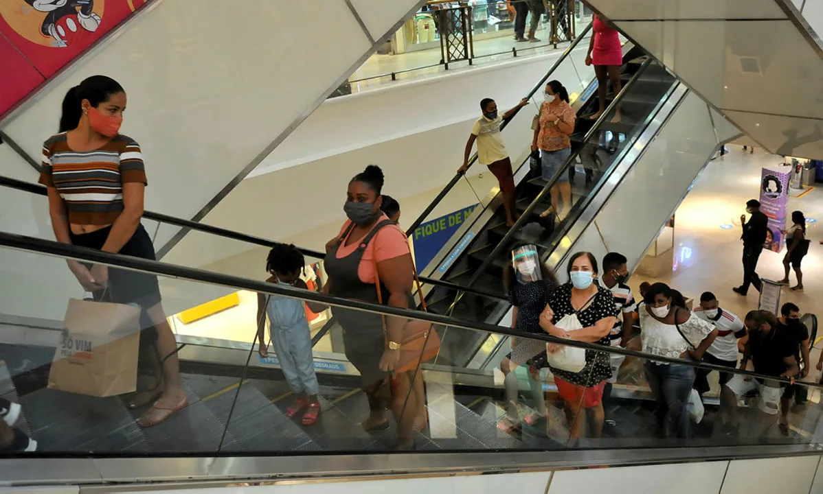 Centros comerciais adotam horário de funcionamento especial neste feriado | Foto: Felipe Iruatã | Ag. A TARDE