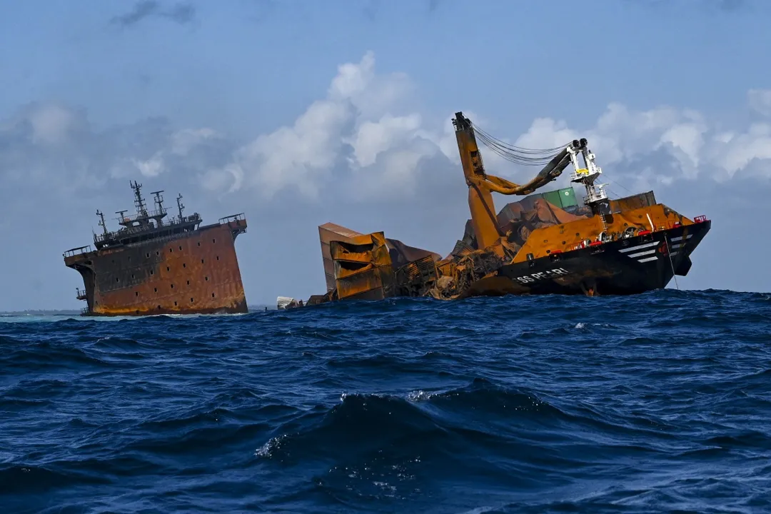 Houve uma explosão no navio, mas a tripulação foi toda retirada antes do naufrágio | Foto: Ishara S. Kodikara | AFP