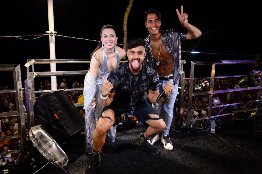 O artista baiano ainda divide cena com a blogueira Flávia Pavanelli e o ator Micael | Foto: Divulgação