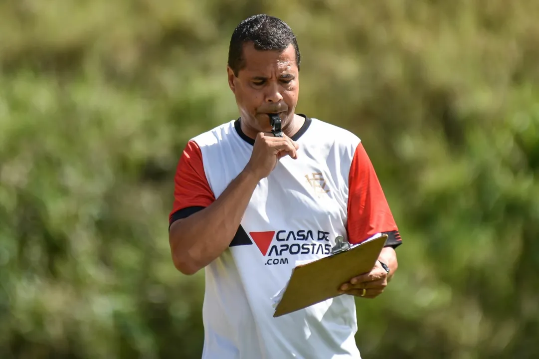 O mandatário rubro-negro afirmou que a permanência de Rodrigo no clube "depende da vontade dele" | Foto: Pietro Carpi | EC Vitória