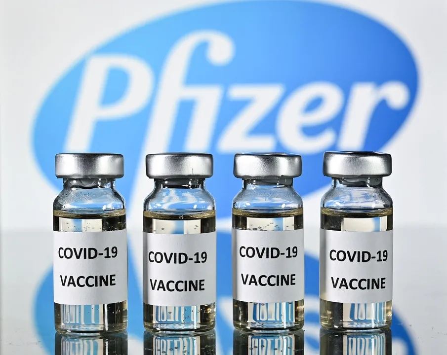 Laboratório entregou total de 2,4 milhões de doses deste terça-feira | Foto: Justin Tallis | AFP