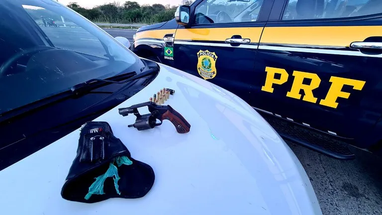 Um dos homens tinha mandado de prisão em aberto com validade até 2041 | Foto: Divulgação | PRF-BA