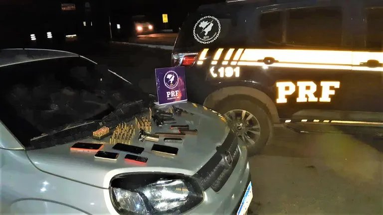 Envolvidos foram presos em flagrante e conduzidos com todo o material apreendido | Foto: Divulgação | PRF