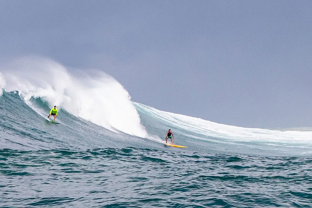 No último domingo, Maurício Abubakir (D) e grupo de amigos surfaram ondas de até 5 m em alto-mar, próximo ao Cristo, na Barra | Foto: @jsurf.bahia | Divulgação