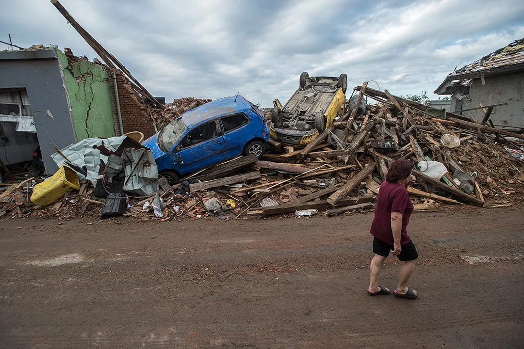 A tempestade afetou mais de 1.000 residências na região | Foto: Michal Cizek | AFP