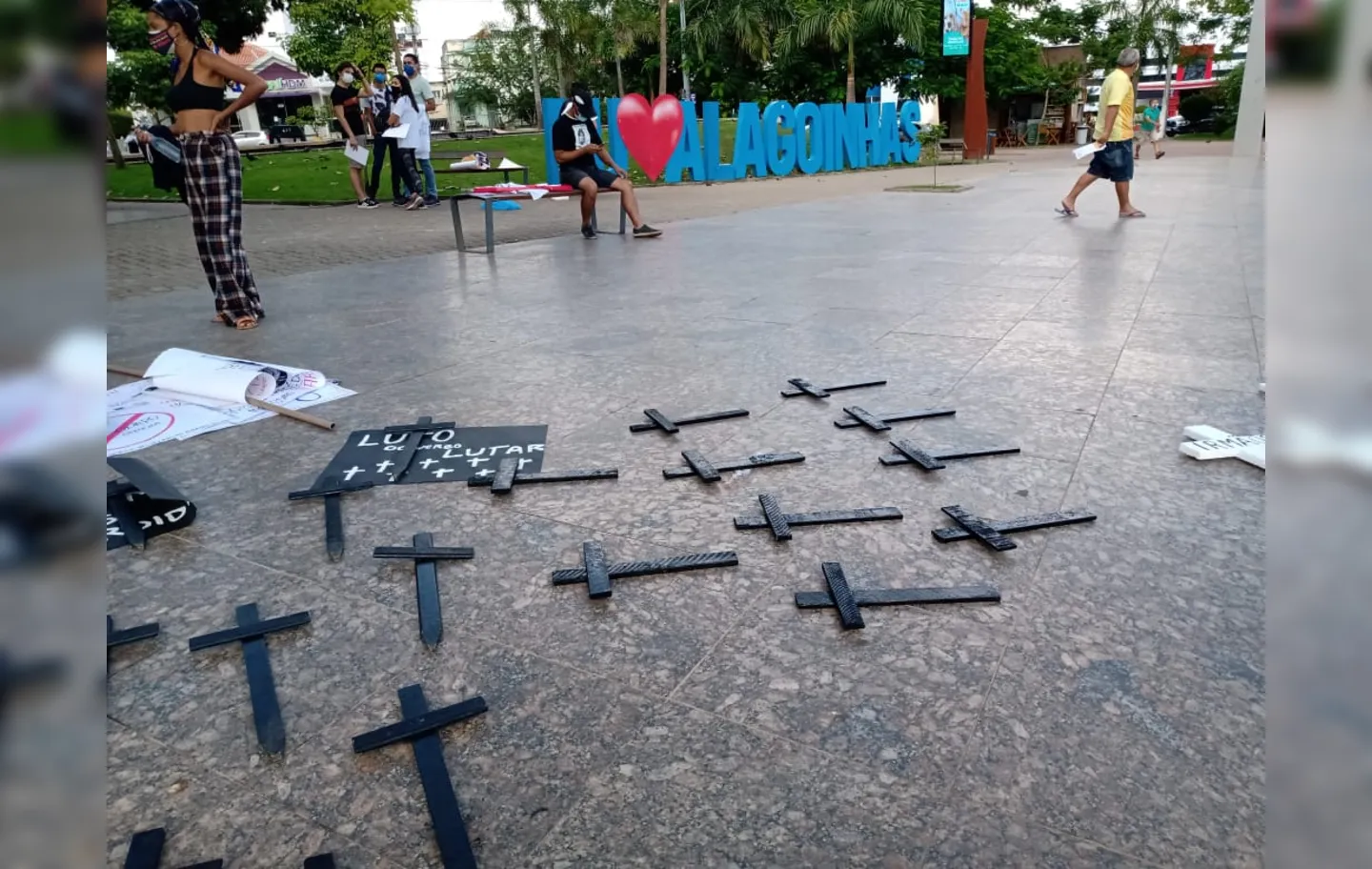 Cruzes foram colocadas no chão de praça em Alagoinhas para simbolizar as quase 500 mil mortes pela Covid-19 no Brasil