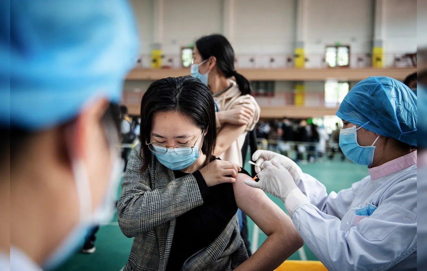 Os chineses não se apressaram em se vacinar porque o vírus está quase erradicado no país há mais de um ano | Foto: STR | AFP