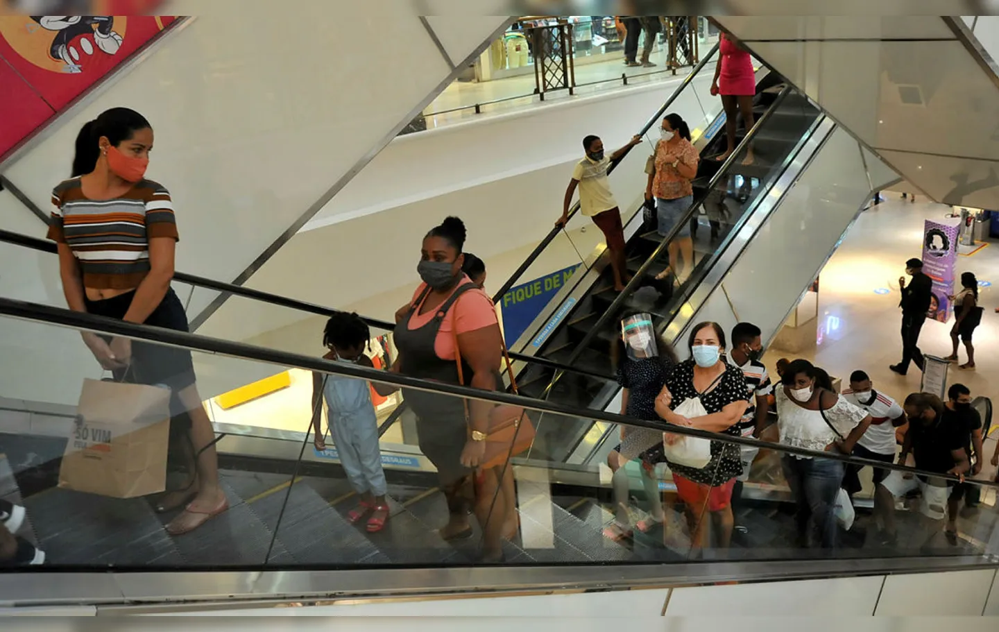 Centros comerciais adotam horário de funcionamento especial neste feriado | Foto: Felipe Iruatã | Ag. A TARDE
