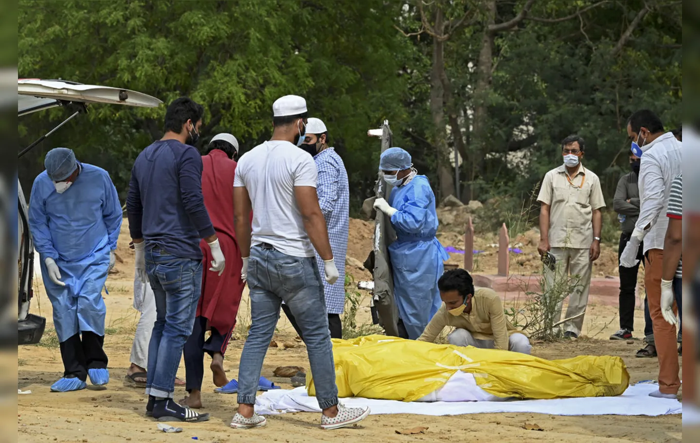 Pacientes têm medo de procurar hospitais e famílias não têm verbas para funerais | Foto: Sajjad Hussain | AFP