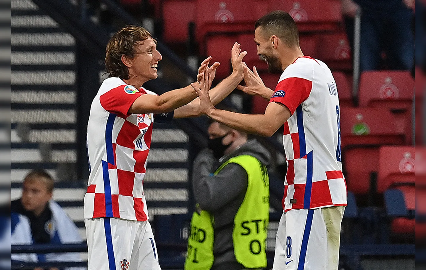 Luka Modric (à esq.) marcou um dos gols da seleção croata | Foto: Paul Ellis | AFP