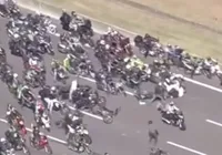 Motociclista se desequilibra e causa acidente em 'motociata' pró-Bolsonaro