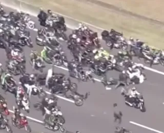 Motociclista se desequilibra e causa acidente em 'motociata' pró-Bolsonaro