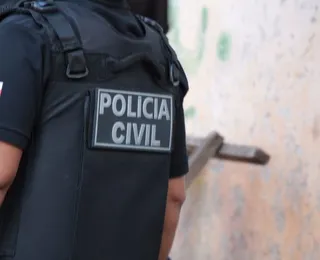 Homem é detido após arremessar cachorro pela janela do carro na Estrada do Derba