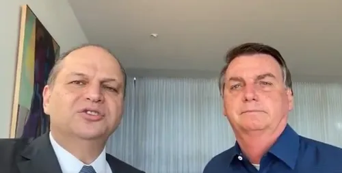 Ricardo Barros tira selfie com Bolsonaro em um dos vários encontros após a denúncia de que seria parte do esquema irregular de compra da Covaxin; O assunto nunca foi tratado pelos dois