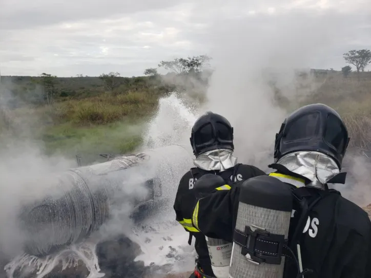 Imagem ilustrativa da imagem Caminhão-tanque com etanol pega fogo na BR-242